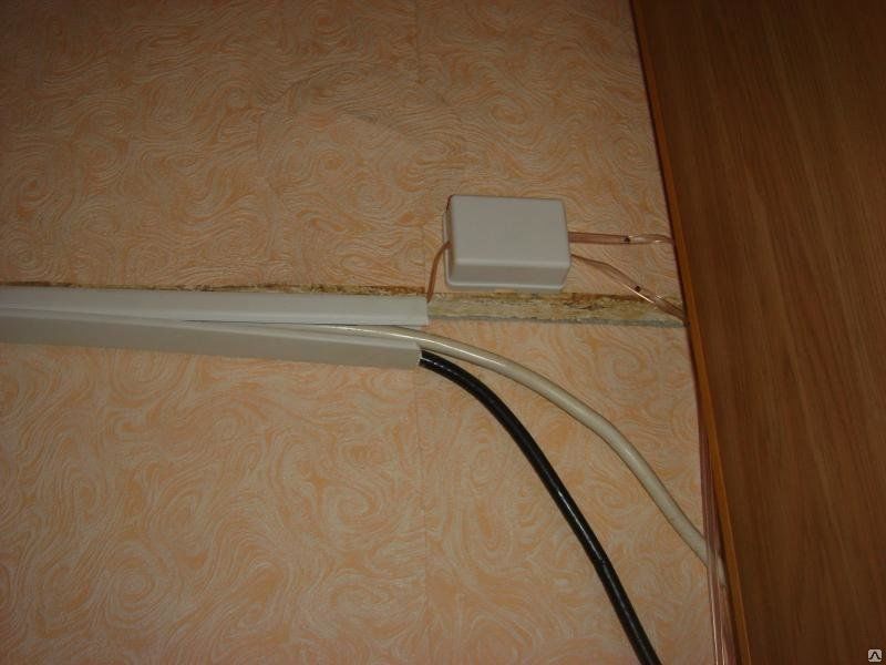 Проводим кабель канал. Прокладка интернет кабеля в квартире. Прокладка интернет кабеля в стене. Короба для проводов на стену. Декоративный короб для проводов.