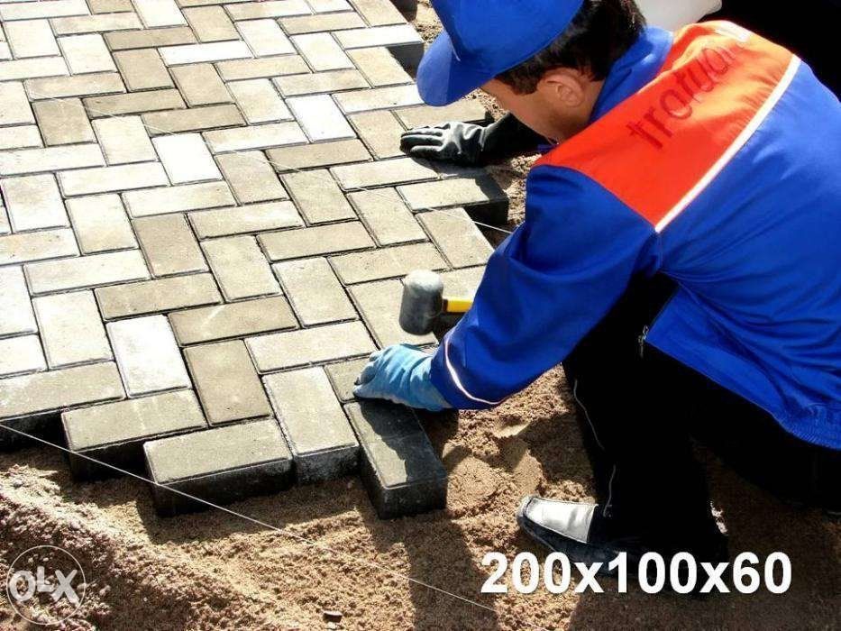 Услуги по укладке тротуарной плитки на бетонную основу, на даче