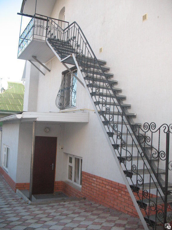Металлическая лестница на второй этаж уличная фото