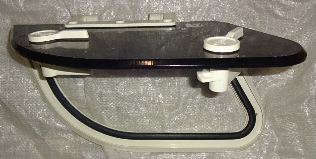 Иллюминатор ромб. алюм., 190x440 мм, правый белый 2