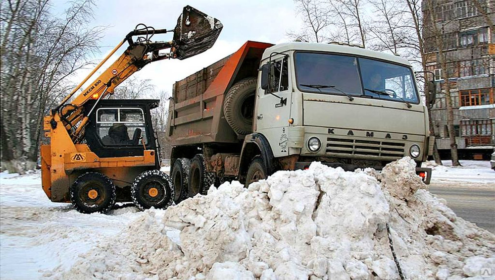 Трактор и камаз чистят снег