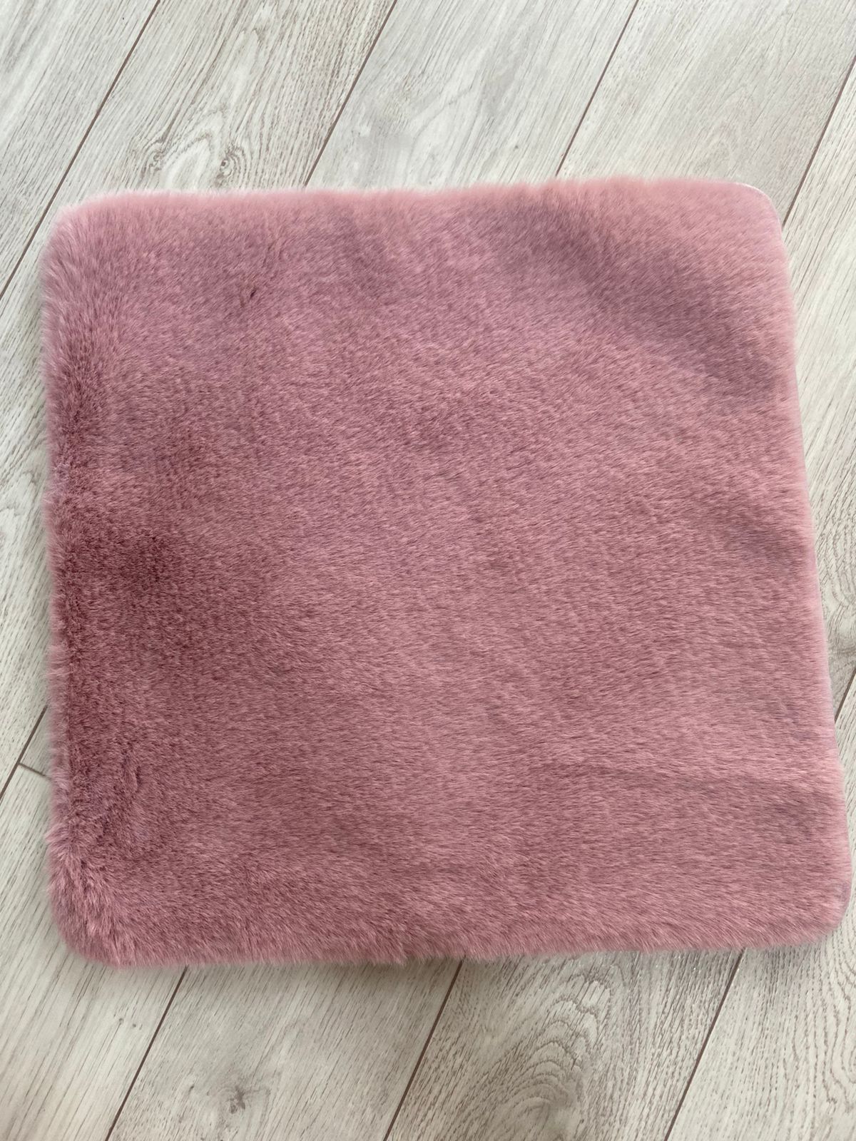Меховая подушка для сидения с антискользящим покрытием 45x45 см, цвет розовый