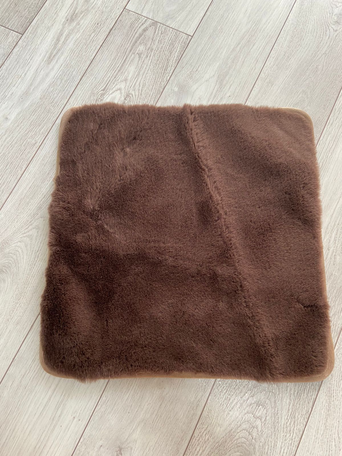 Меховая подушка для сидения с антискользящим покрытием 45x45 см, цвет коричневый