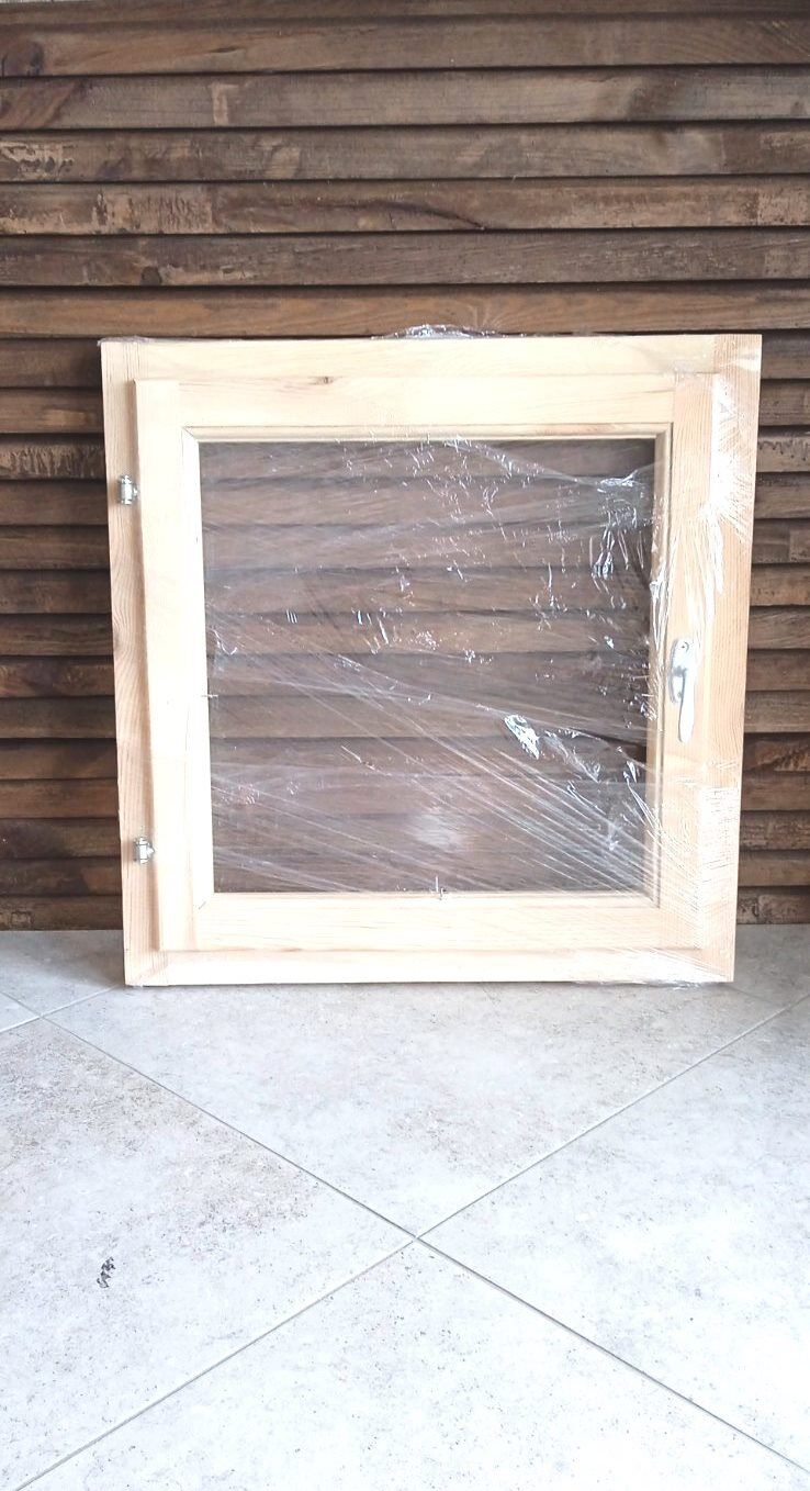 Окно деревянное(без стекла) большое.
