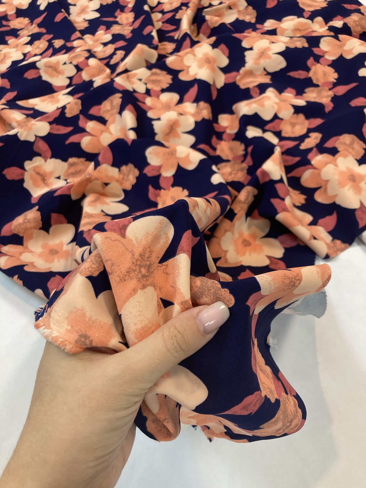 Креп Marchiano Марчиано Барби персиковые телесные цветы на темно-синем 100% полиэстер, ширина 1.4м